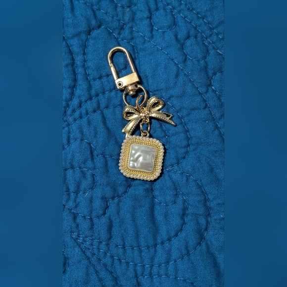 Chic Gold Bow with Pearl Square Charm - Picture 3 of 4